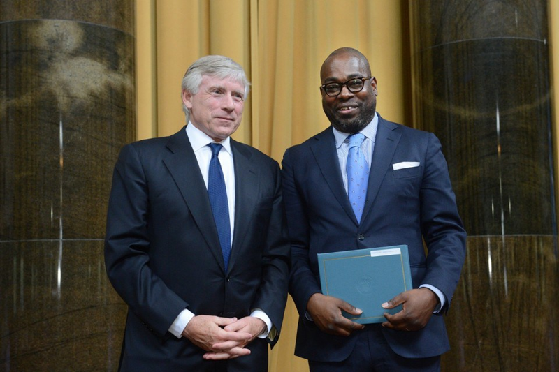 Stephen Henderson receives his Pulitzer Prize from Columbia University President Lee Bollinger in 2014. (Pulitzer Prizes)